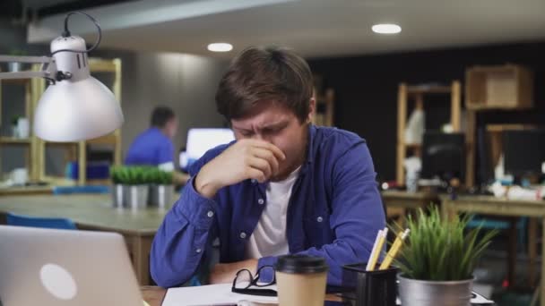 疲れているか悲しい男がオフィスで働いている — ストック動画