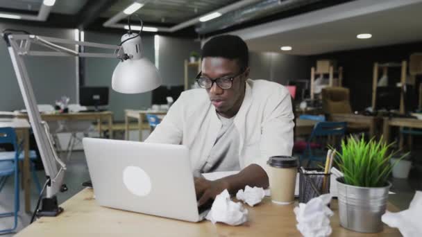 Freelancer professional viert zakelijk succes in het kantoor. Afrikaanse zakenman maakt ja gebaar bij coworking. — Stockvideo