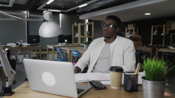 Stressato sovraccarico di lavoro nero africano uomo d'affari che lavora nel suo ufficio di notte — Video Stock