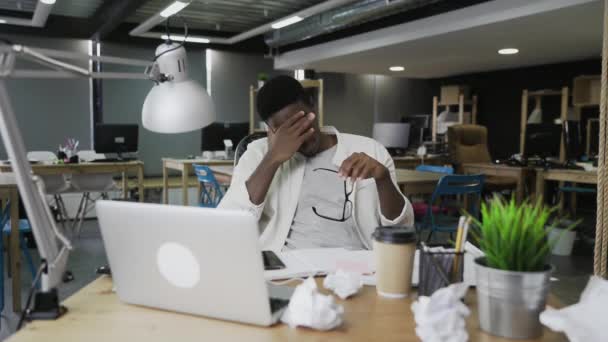 Hombre cansado sintiéndose soñoliento en el coworking. Retrato del hombre negro que se queda dormido — Vídeos de Stock