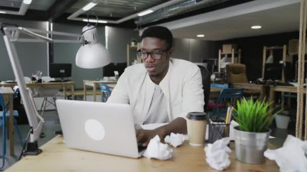 Uomo d'affari africano sentirsi felice dei risultati del lavoro. Uomo eccitato ottenere buoni risultati di progetto in spazio di coworking. Primo piano uomo godere di lettera perfetta a coworking . — Video Stock