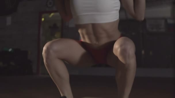 Vacker sportig kvinna gör squat träning i gymmet — Stockvideo