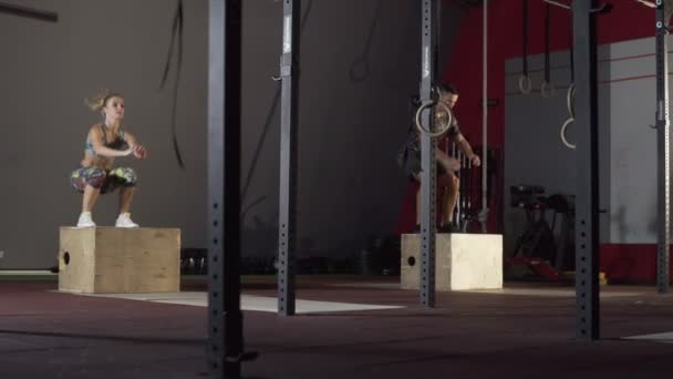 Passform Athletic man och kvinna Gör Box kliver upp i den öde fabriken gym. Intensivträning ingår i det dagliga Cross Fitness-programmet. — Stockvideo