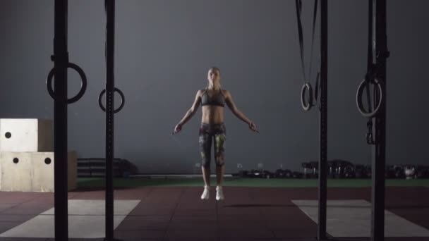 在交叉健身馆做跳绳运动的年轻成年女运动员 — 图库视频影像
