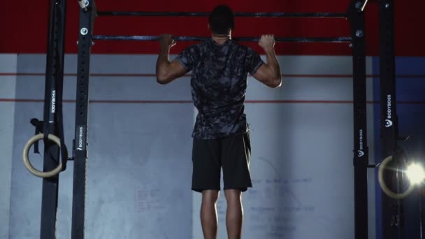 Atletisk ung man gör pull-ups på crossfit gym. — Stockvideo