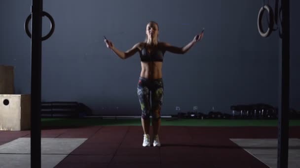 Ισχυρή Αθλητική γυναίκα Ασκήσεις με Jumping Rope σε Loft Style Βιομηχανικό Γυμναστήριο. — Αρχείο Βίντεο