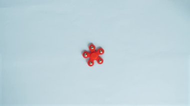 Fidget çevirici, mavi arka planda oyuncak arabalarla izole edilmiş.