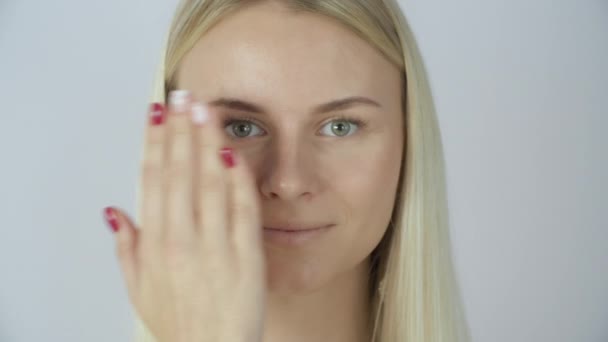 Close up portret van jong meisje openen haar mooie gezicht en glimlach — Stockvideo