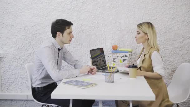 Hombre vacante candidature respuestas sobre preguntas durante la entrevista de trabajo — Vídeo de stock