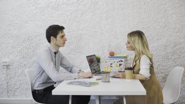 L'uomo candidatura vacante risponde alle domande durante il colloquio di lavoro. Fine del colloquio di lavoro, stretta di mano — Video Stock