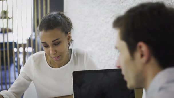 Mulher vaga de candidatura responde a perguntas durante entrevista de emprego — Vídeo de Stock