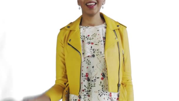 Tevreden Afro-Amerikaanse vrouw met geld toont duim omhoog op witte achtergrond Geel jasje — Stockvideo