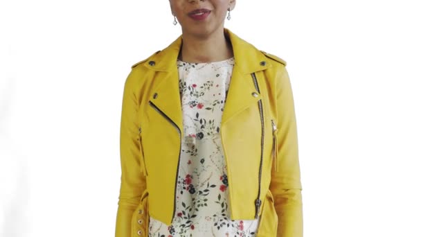 満足幸せな興奮アフリカ系アメリカ人女性ショーお金と言っええ上の白い背景黄色のジャケット — ストック動画