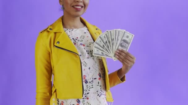 Portrait de femme afro-américaine avec fan d'argent sur fond violet dans Studio. Veste jaune — Video