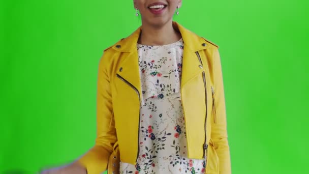 Satisfeito Africano americano mulher com dinheiro está mostrando polegar para cima no fundo verde casaco amarelo — Vídeo de Stock