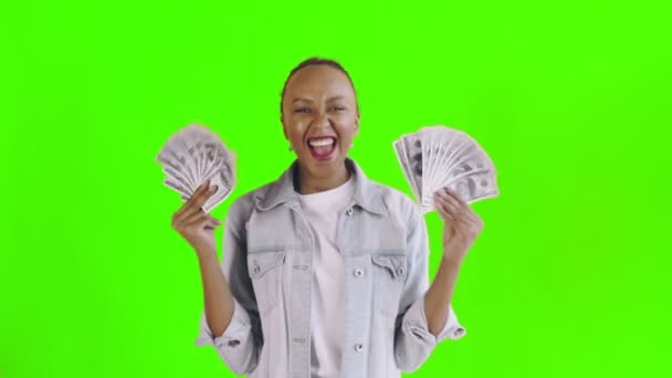 Удовлетворенный счастливый взволнованный африканский американец, показывая деньги и говоря о Боже мой на зеленом фоне Жан куртка — стоковое видео