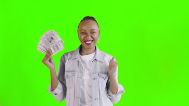 Satisfecho feliz emocionado mujer afroamericana mostrando dinero y diciendo YEAH sobre fondo verde chaqueta Jean — Vídeos de Stock