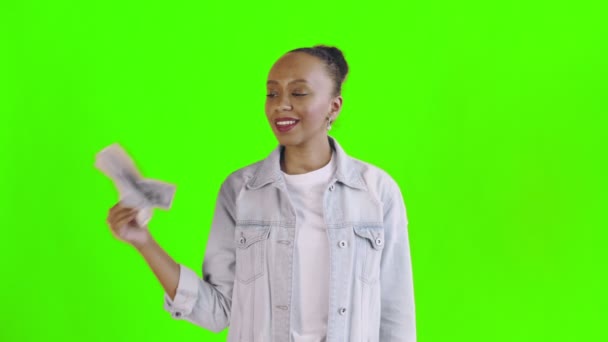 Satisfeito afro-americano mulher com dinheiro está mostrando polegar no fundo verde jaqueta Jean — Vídeo de Stock