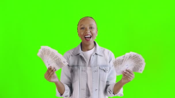 Tatmin olmuş mutlu, heyecanlı Afrikalı Amerikalı kadın para gösteriyor ve "Aman Tanrım yeşil arka planda kot ceket" diyor. — Stok video