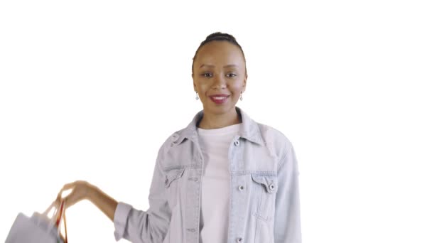 Portrait de femme afro-américaine avec des sacs à provisions montre pouces vers le haut sur fond blanc dans Studio. Veste Jean — Video