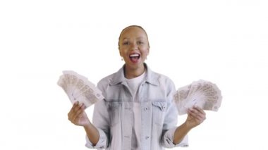 Tatmin olmuş mutlu, heyecanlı Afrikalı Amerikalı kadın para gösteriyor ve 