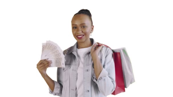 Retrato de mujer afroamericana con bolsas de compras y abanico de dinero sobre fondo blanco en Studio. Chaqueta Jean — Vídeos de Stock