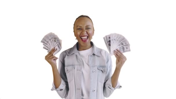 Spokojen šťastný vzrušený africký Američan žena ukazuje peníze a říká Ó můj Bože na bílém pozadí Jean bunda — Stock video