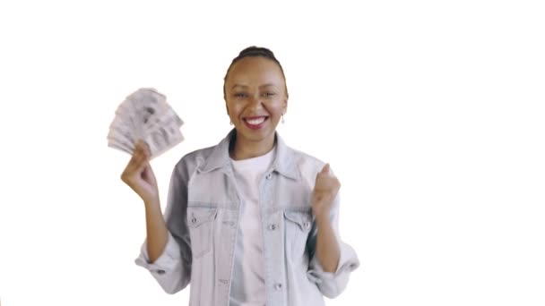 Tevreden blij opgewonden Afrikaans amerikaanse vrouw tonen geld en zeggen Ja op witte achtergrond Jean jas — Stockvideo