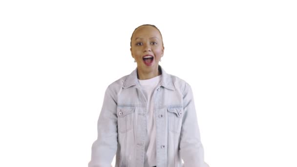 Чудова щаслива африканська молода жінка здивована, дивлячись на камеру і кажучи: "О Боже мій на білому тлі Джин піджак — стокове відео
