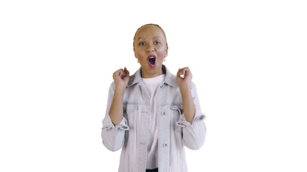 Vacker glad afrikansk ung kvinna säger Åh Gud och dansa på vit bakgrund Jean jacka — Stockvideo