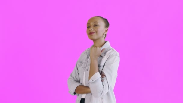 युवा आनंदी आफ्रिकन स्त्री देणे थंब्स अप पर गुलाबी पार्श्वभूमी जीन जाकीट — स्टॉक व्हिडिओ