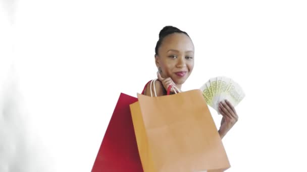 Африканська американка з грошовою карткою і сумками для покупців. Білий фон. Біла сукня з квітами. — стокове відео