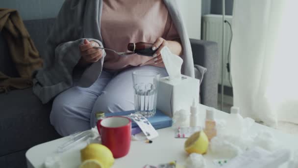 미국에 있는 아프게 생긴 흑인 여자가 숟가락으로 먹고 마시기 위해 약을 붓거나 항 열 시럽을 붓는 것을 마무리 짓는 모습 — 비디오