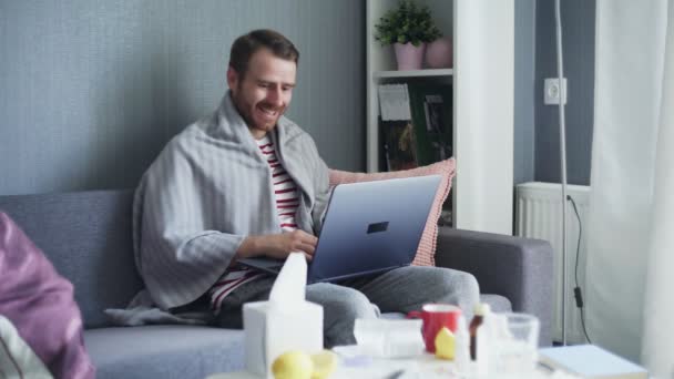 Jonge freelancer die thuis werkt tijdens ziekte. Online onderwijs. — Stockvideo