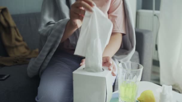 아프지 않은 미국 여자가 비프를 사용하여 코를 부는 모습 — 비디오