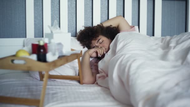 Enfermo joven afroamericano chica está durmiendo durante la enfermedad acostado en la cama — Vídeos de Stock