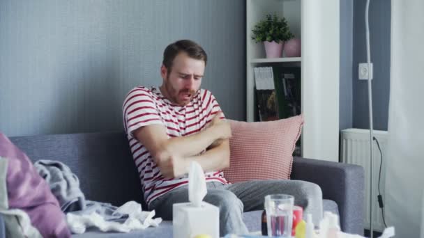 Täckt av grå rutig ung man fryser frysa hemma, sjuk man som har feber influensa temperatur symtom — Stockvideo