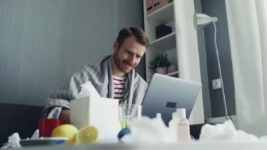 Hastalık sırasında evden çalışan genç bir serbest çalışan. Çevrimiçi eğitim.