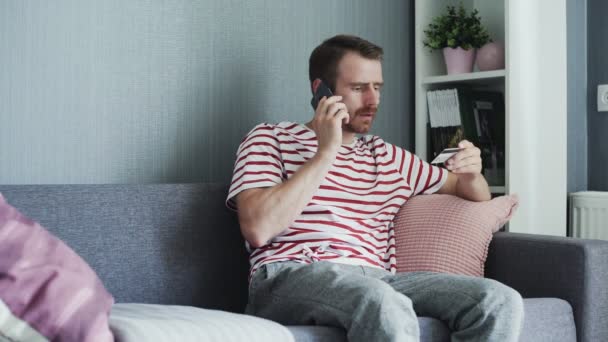 Man använder smarttelefon för att handla online med kreditkort — Stockvideo