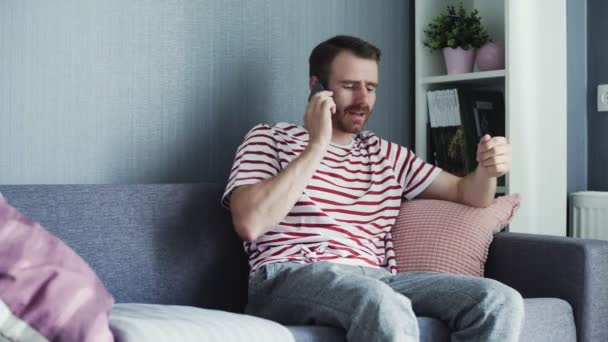 Mutlu iş adamı evde telefonla konuşuyor. Gülümseyen bir profesyonelin portresi akıllı telefondan konuşur. Yakışıklı biri cep telefonundan konuşuyor. — Stok video