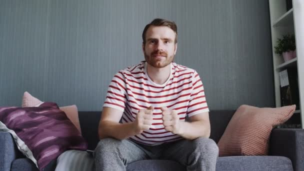 Jeune homme regarder le football à la télévision à la maison . — Video