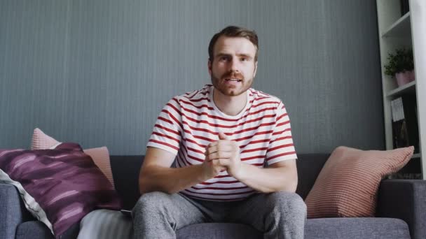 Jovem assistir futebol na TV em casa . — Vídeo de Stock