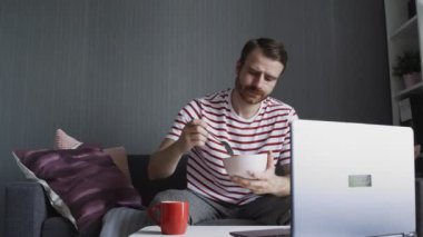 Sakallı adam kahvaltısını bitirdi, kanepeden kalktı ve gitti.