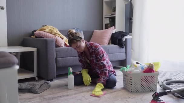 Hemmafru rengör golvet med speciella rengöringsmedel. — Stockvideo