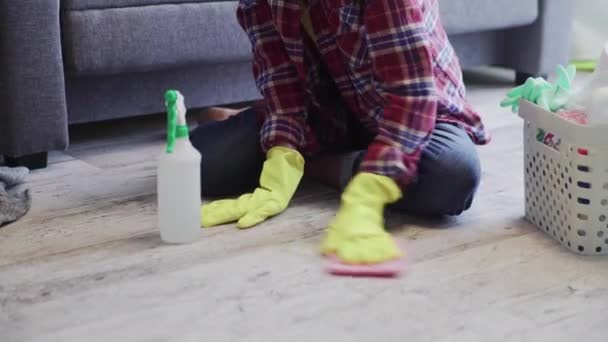 Mujer irreconocible limpiando el suelo de la sala — Vídeos de Stock