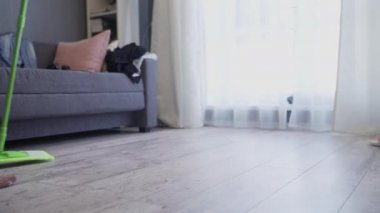 Kova ve paspasla yürüyen kadın, ev temizleme servisi reklamı.