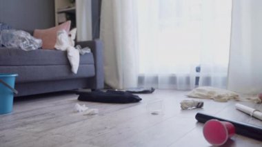 Partiden sonra evinde bırakılan dağınıklıktan dehşete düşmüş bir kadın, temizlik servisi. Kâhya, oda manzarasından, bekarlığa veda partisinden, kaostan ve kirli yıkamadan, aşırı çalışan karısından, temizlikten şoke olmuş hissediyor.