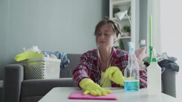 Attrayant jeune femme de ménage drôle s'amuse pendant la table de dépoussiérage . — Video