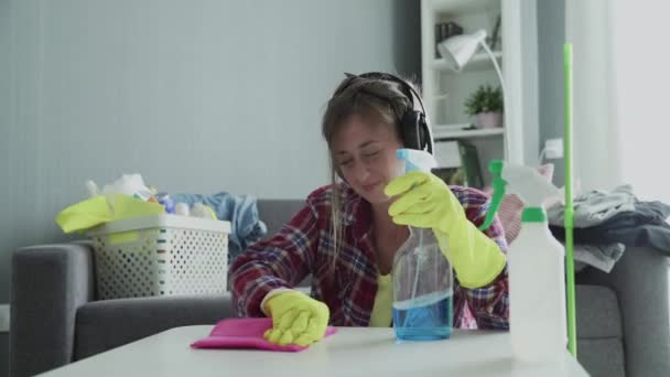 Wanita lelah menggunakan spons merah muda untuk berusaha keras menghilangkan debu dari meja — Stok Video