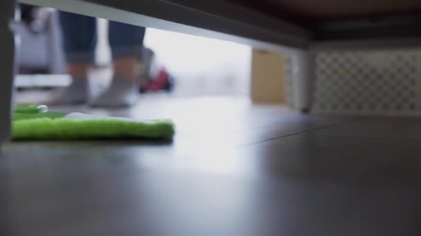 Mujer limpiando pisos debajo de la cama. De cerca. — Vídeos de Stock